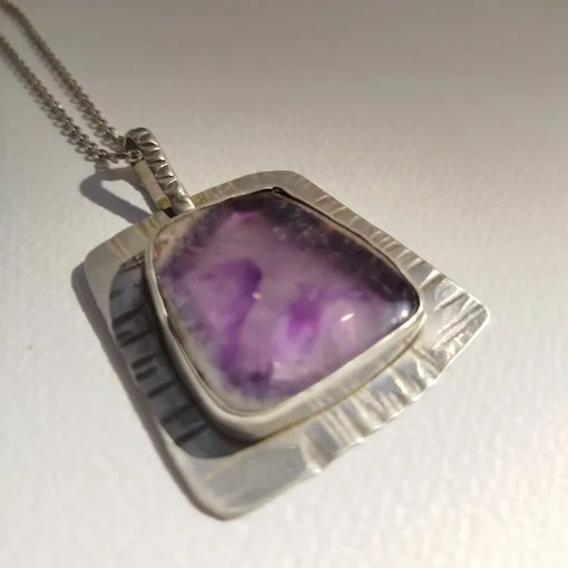Colgante con textura plata y amatista